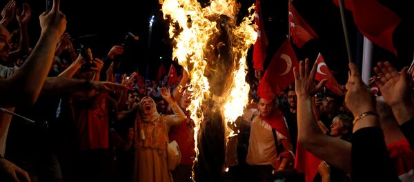 Los partidarios de Recep Tayyip Erdogan, presidente truco, queman la figura de Fethullah Gulen en la plaza de Taksim en Estambul - Sputnik Mundo