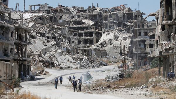 Workers collect the rubble of damaged buildings to be recycled and reused for reconstruction, under the supervision of the United Nations Development Programme (UNDP) in the government-controlled district of Wadi al-Sayeh in Homs - Sputnik Mundo