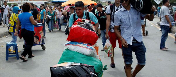 Gente en la frontera entre Colombia y Venezuela Gente en la frontera entre Colombia y Venezuela - Sputnik Mundo