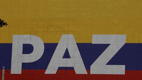 Soldiers are seen above the Colombian flag during a military parade to celebrate the 206th anniversary of Colombia's independence in Bogota - Sputnik Mundo