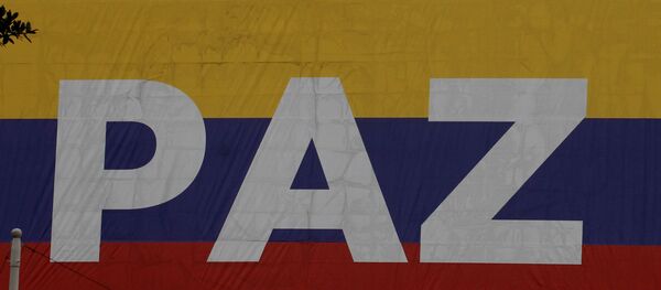La bandera de Colombia con la palabra 'Paz' - Sputnik Mundo
