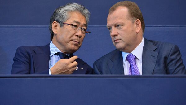 Marius Vizer, Presidente de la Federación Internacional de Judo (FIJ) y Tsunekazu Takeda, presidente del Comité Olímpico Japonés, durante los Campeonato Mundial de Equipos de Judo en Río de Janeiro, Brasil, 1 de septiembre de 2013 - Sputnik Mundo