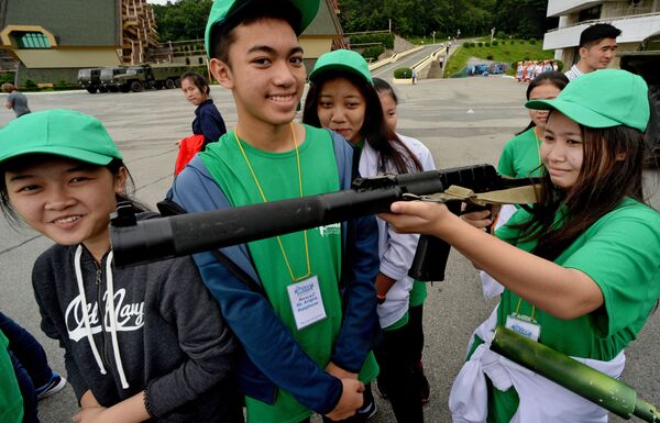 Los representantes del movimiento patriótico juvenil 'Yunarmia' - Sputnik Mundo