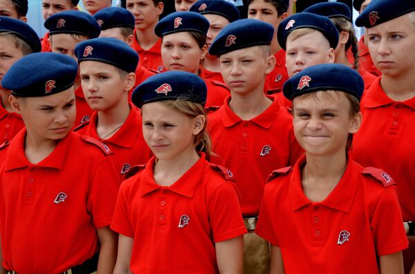 La ceremonia de ingreso a la agrupación juvenil Yunarmia en Primorie - Sputnik Mundo