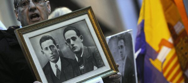 Un familiar de las víctimas de la dictadura franquista participa en una manifestación - Sputnik Mundo