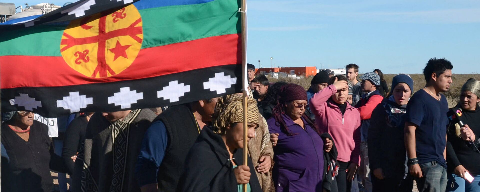 Mapuche indigenous people protest against the signing of a production agreement between Argentinian oil company YPF and US Chevron - Sputnik Mundo, 1920, 30.10.2020