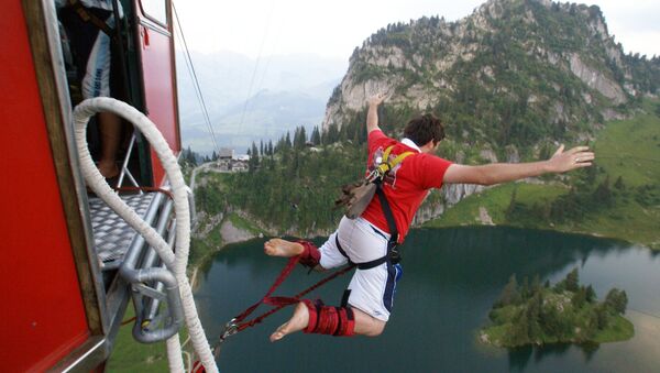 Un hombre practicando 'puenting' - Sputnik Mundo