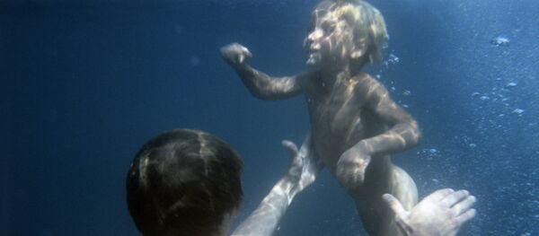 Padre e hijo bajo el agua - Sputnik Mundo