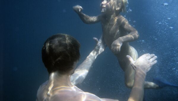 Padre e hijo bajo el agua - Sputnik Mundo