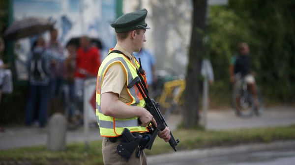 El policía alemán cerca del lugar del tiroteo en el centro comercial Olympia en Múnich El policía alemán cerca del lugar del tiroteo en el centro comercial Olympia en Múnich - Sputnik Mundo