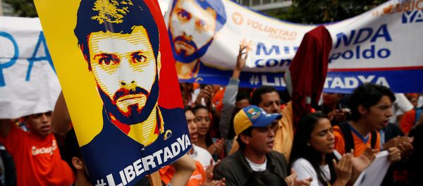 Cartel con el retrato de Leopoldo López - Sputnik Mundo