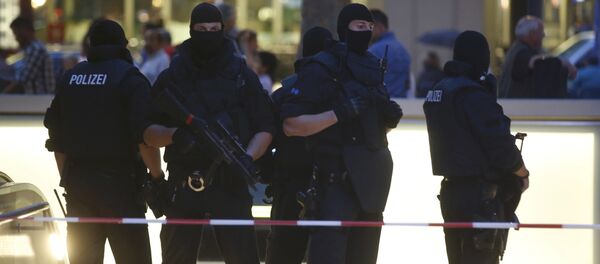 Las fuerzas policiales desplegadas en la principal estación de trenes tras el tiroteo en el centro comercial Olympia en Múnich - Sputnik Mundo