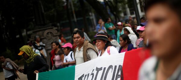 Protesta por la justicia para los 43 estudiantes desaparecidos - Sputnik Mundo