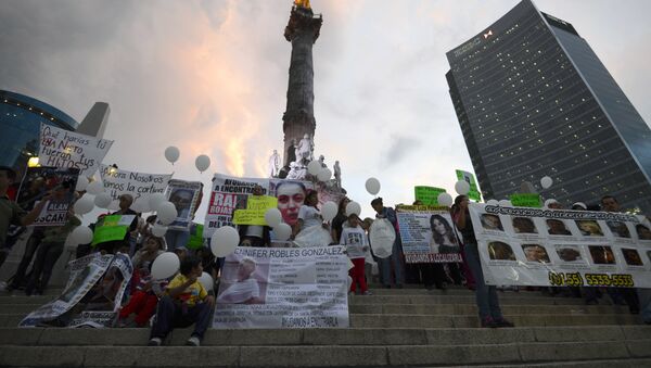 Familiares de 13 jóvenes secuestrados del bar Heaven en la ciudad de México - Sputnik Mundo