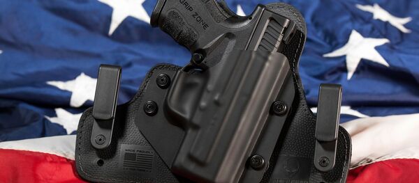 Una pistola en la bandera de EEUU - Sputnik Mundo