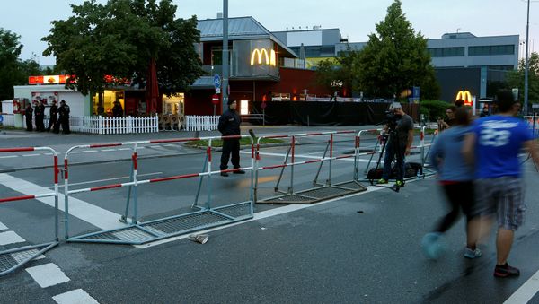 Un policía alemán cerca del centro comercial Olympia en Múnich Un policía alemán cerca del centro comercial Olympia en Múnich - Sputnik Mundo