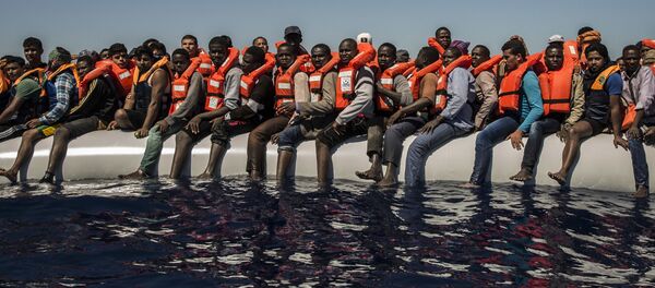 Los migrantes de Eritrea, Mali, Bangladés y otros países esperan su evacuación en el mar Mediterráneo. - Sputnik Mundo