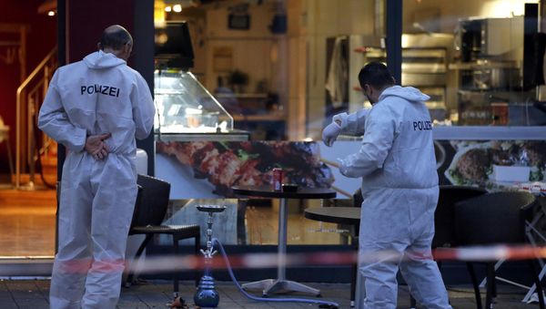 Policías en el lugar del ataque con machete que se produjo en la ciudad alemana de Reutlingen Policías en el lugar del ataque con machete que se produjo en la ciudad alemana de Reutlingen - Sputnik Mundo