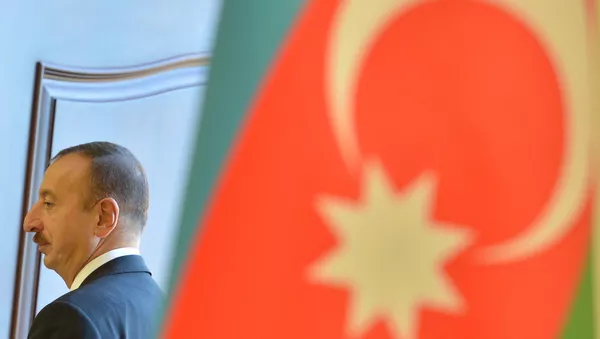 Bandera de Azerbaiyán y actual presidente, Ilham Aliyev