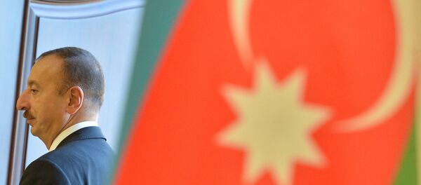 Bandera de Azerbaiyán y actual presidente, Ilham Aliyev - Sputnik Mundo