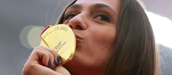 Мария Кучина, завоевавшая золотую медаль в соревнованиях по прыжкам в высоту на чемпионате мира 2015 по легкой атлетике в Пекине, на церемонии награждения - Sputnik Mundo