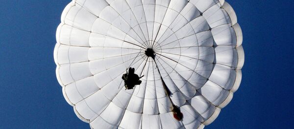 Un paracaidista ruso - Sputnik Mundo