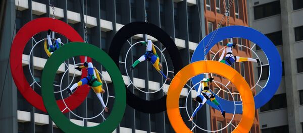 Acróbatas actúan en los anillos de los Juegos Olímpicos en el centro financiero de Sao Paulo, Brasil - Sputnik Mundo