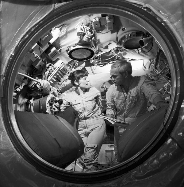 Svetlana Savítskaya y Vladímir Dzhanibékov en la nave espacial de entrenamiento - Sputnik Mundo