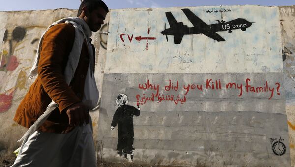 Un grafiti en Yemen denuncia los ataques de drones estadounidenses. Texto: ¿por qué han matado a mi familia? Un grafiti en Yemen denuncia los ataques de drones estadounidenses. Texto: ¿por qué han matado a mi familia? - Sputnik Mundo