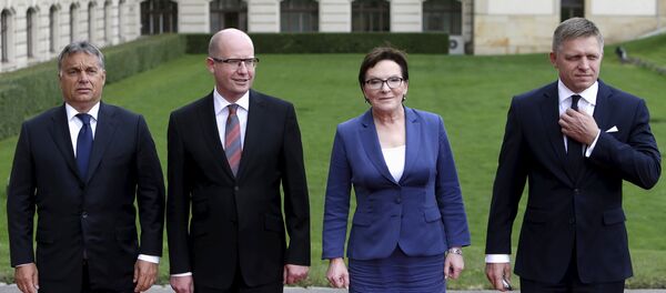 Los primeros ministros del V4: Víktor Orban de Hungría, Bohuslav Sobotka de la República checa, Ewa Kopacz de Polonia y Robert Fico de Eslovaquia Los primeros ministros del V4: Víktor Orban de Hungría, Bohuslav Sobotka de la República checa, Ewa Kopacz de Polonia y Robert Fico de Eslovaquia - Sputnik Mundo