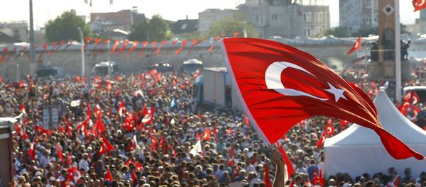 Manifestación tras la intentona golpista en Estambul, Turquía - Sputnik Mundo