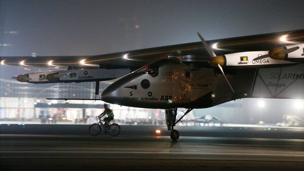 Solar Impulse 2 completa la vuelta al mundo tras aterrizar en Abu Dabi, EUA - Sputnik Mundo