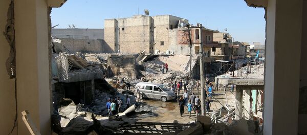 People inspect a site hit by airstrikes in the rebel held town of Atareb in Aleppo province - Sputnik Mundo