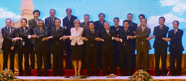 Los ministros de Exteriores de la ASEAN durante la cumbre en Vientián, Laos Los ministros de Exteriores de la ASEAN durante la cumbre en Vientián, Laos - Sputnik Mundo