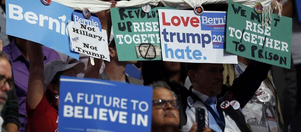 Anti-Clinton protestas durante la intervención de Bernie Sanders, el senador por Vermont - Sputnik Mundo