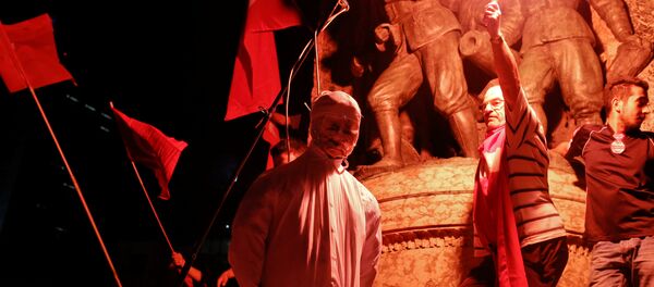 Los partidarios del presidente turco, Recep Tayyip Erdogan, queman la figura de Fehtullah Gulen - Sputnik Mundo