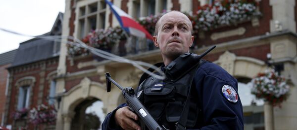 Un policía en la ciudad francesa de Saint-Étienne-du-Rouvray - Sputnik Mundo