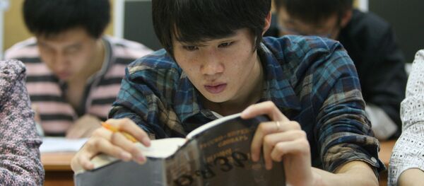 Un estudiante chino lee un libro - Sputnik Mundo