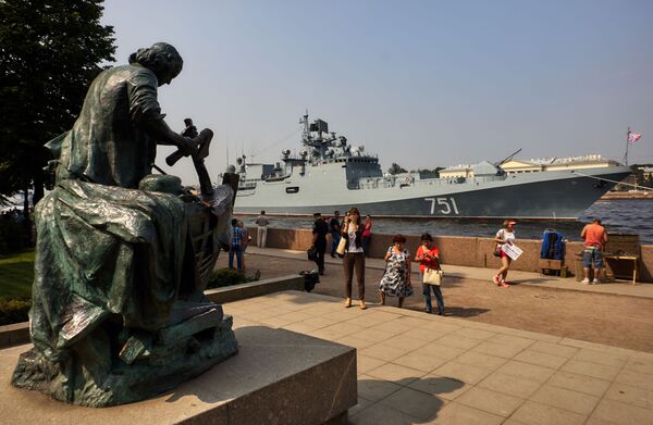 Buques militares arriban a San Petersburgo para desfilar el día de la Armada de Rusia - Sputnik Mundo