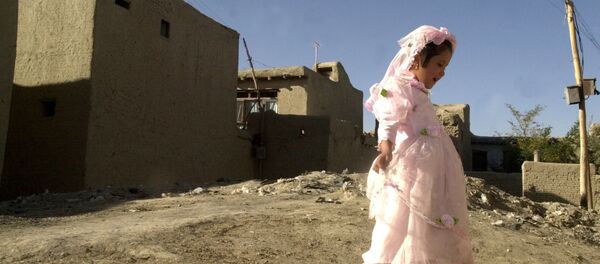Girl plays outside during a wedding party in Kabul, Afghanistan - Sputnik Mundo