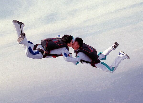 Amor en los cielos, bajo el agua, tras las rejas - Sputnik Mundo