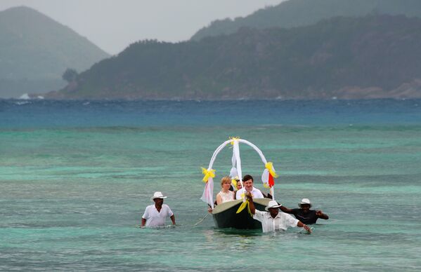Amor en los cielos, bajo el agua, tras las rejas - Sputnik Mundo