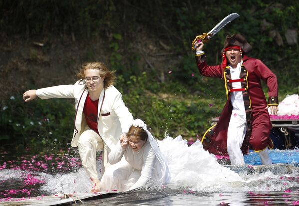 Amor en los cielos, bajo el agua, tras las rejas - Sputnik Mundo