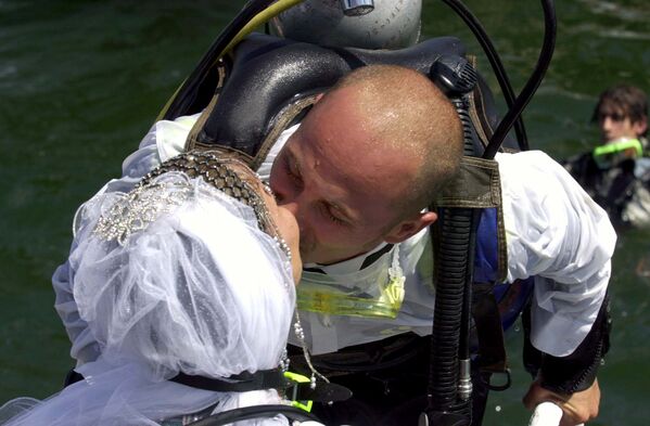 Amor en los cielos, bajo el agua, tras las rejas - Sputnik Mundo