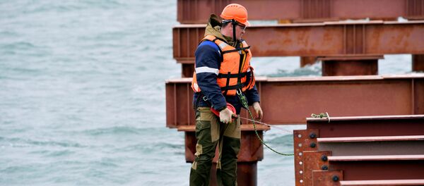 La construcción del puente de Kerch en Crimea - Sputnik Mundo