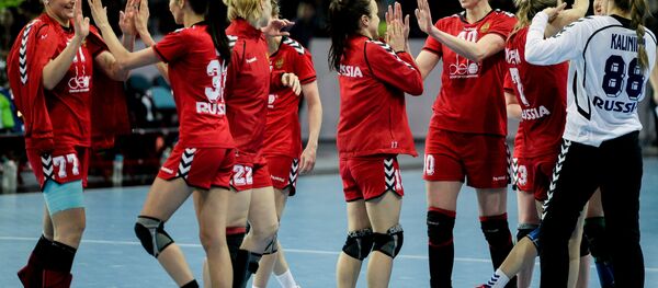 La selección femenina rusa de balonmano después de la victoria sobre Suecia - Sputnik Mundo