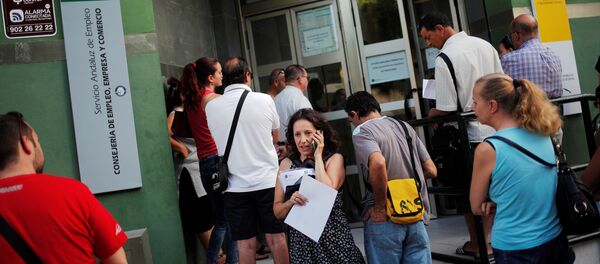 Gente al lado del Servicio Andaluz de Empleo - Sputnik Mundo
