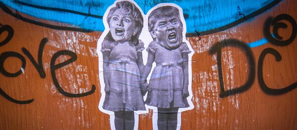 Un grafiti con la imagen de Hillary Clinton y Donald Trump - Sputnik Mundo