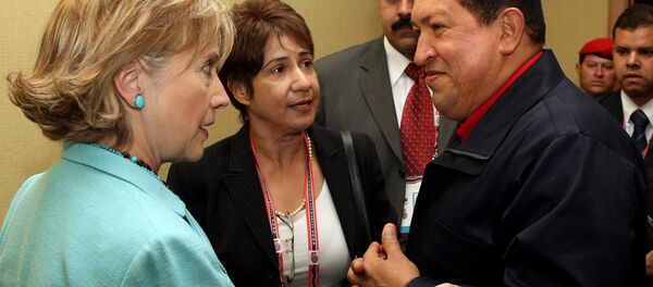 Hillary Clinton, ex secretaria de Estado de EEUU, y Hugo Chávez, expresidente de Venezuela (archivo) - Sputnik Mundo