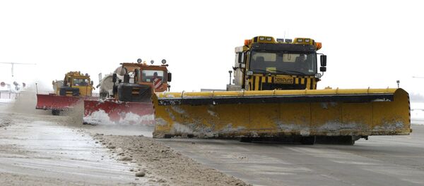 Máquinas quitanieves en el aeropuerto moscovita de Vnúkovo - Sputnik Mundo